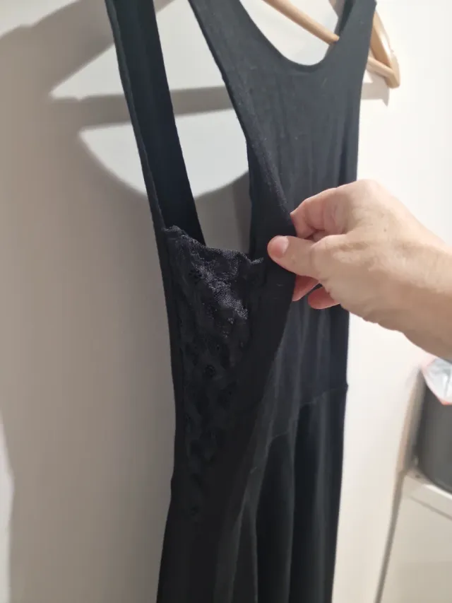 Vestido negro con encaje y estampado