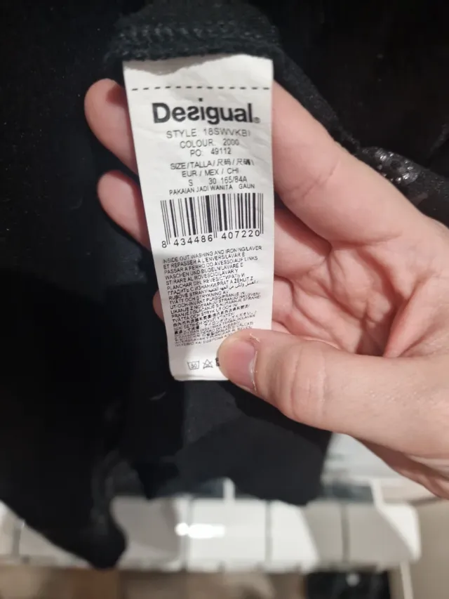 Vestido negro con encaje y estampado