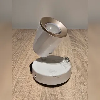 Foco LED orientable blanco y dorado