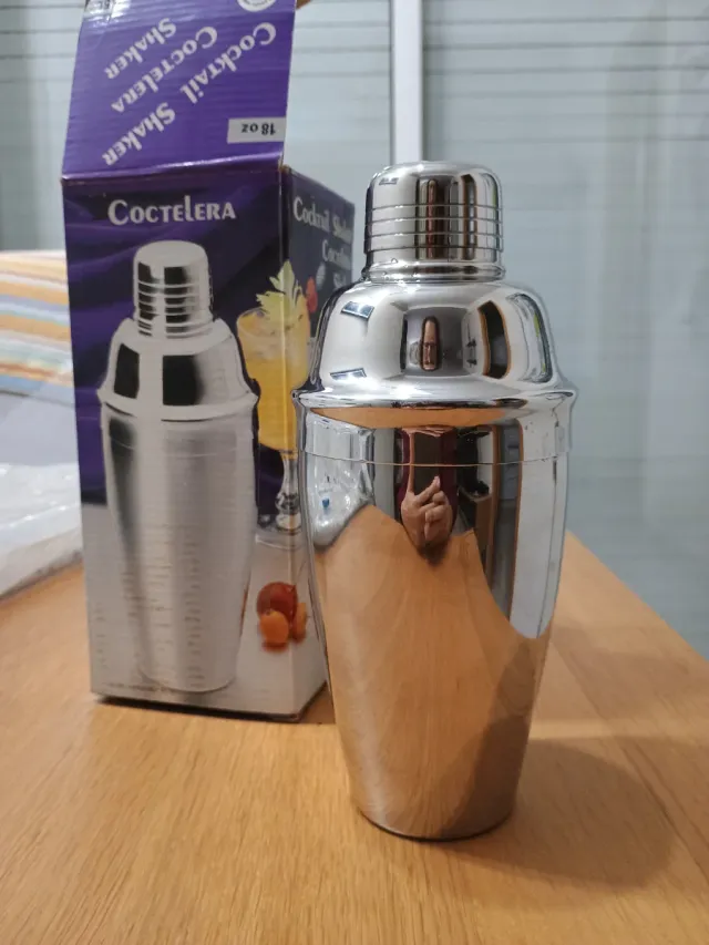 Coctelera metálica con accesorios