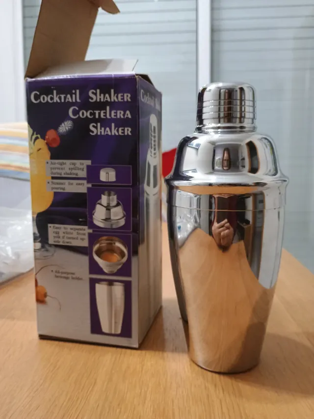 Coctelera metálica con accesorios