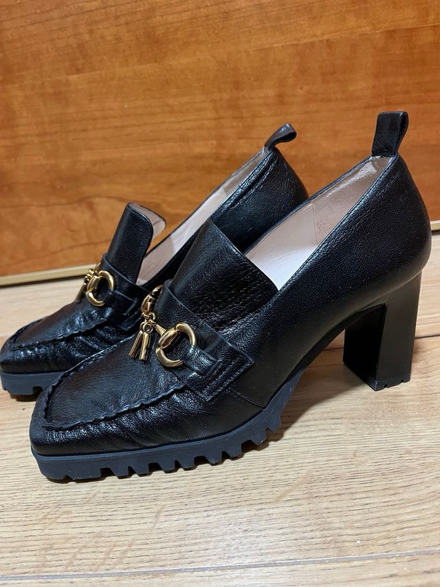 Mocasines Lodi Piel Negros Tacón