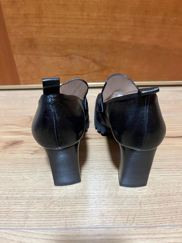 Mocasines Lodi Piel Negros Tacón