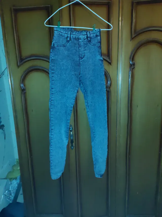 Pantalón vaquero negro desgastado