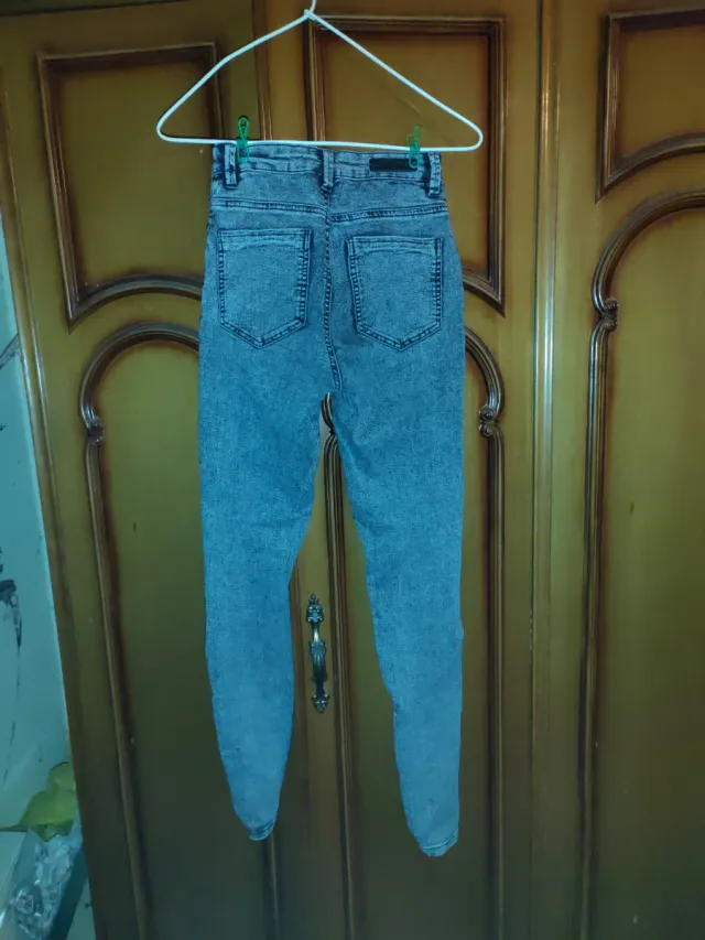 Pantalón vaquero negro desgastado