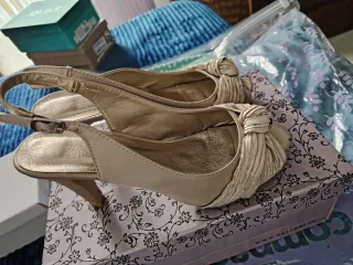 Zapatos de tacón dorados para mujer