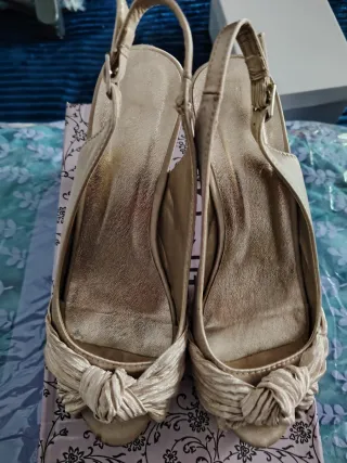 Zapatos de tacón dorados para mujer