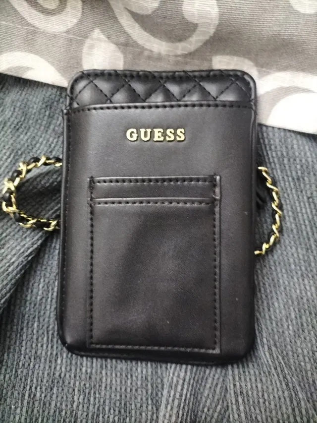 Bandolera Guess Negra con Cadena Dorada