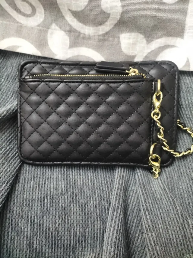 Bandolera Guess Negra con Cadena Dorada