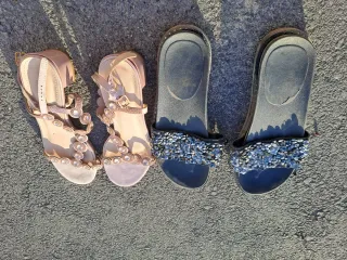 Sandalias y chanclas adornadas