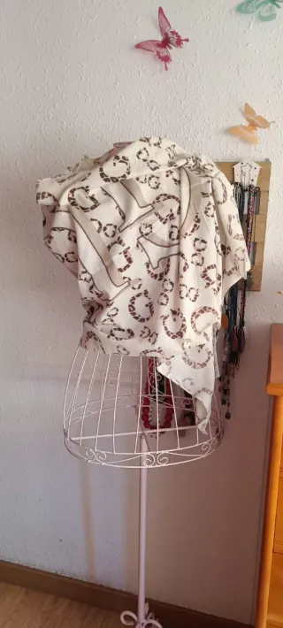 Pañuelo Guess Beige y Marrón