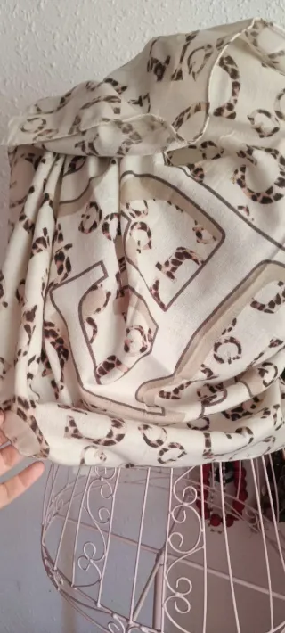 Pañuelo Guess Beige y Marrón