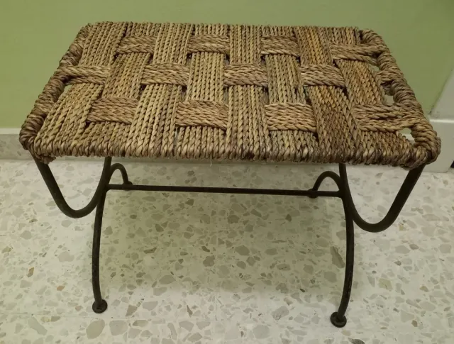 Taburete de metal y mimbre.