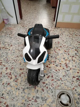 Moto infantil casi nueva