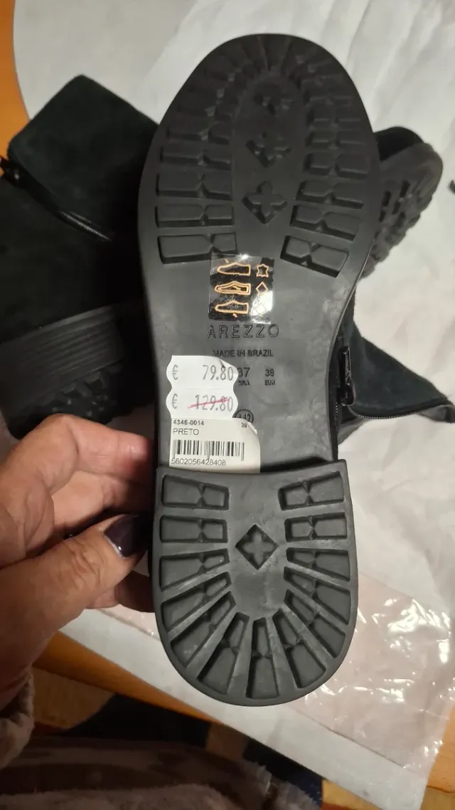 Botas pretas Arezzo com fivelas