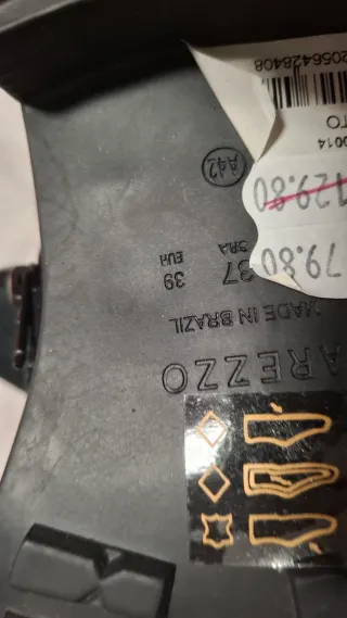 Botas pretas Arezzo com fivelas