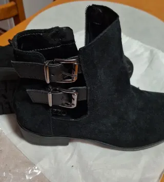 Botas pretas Arezzo com fivelas