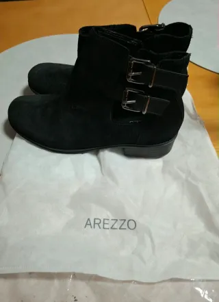 Botas pretas Arezzo com fivelas