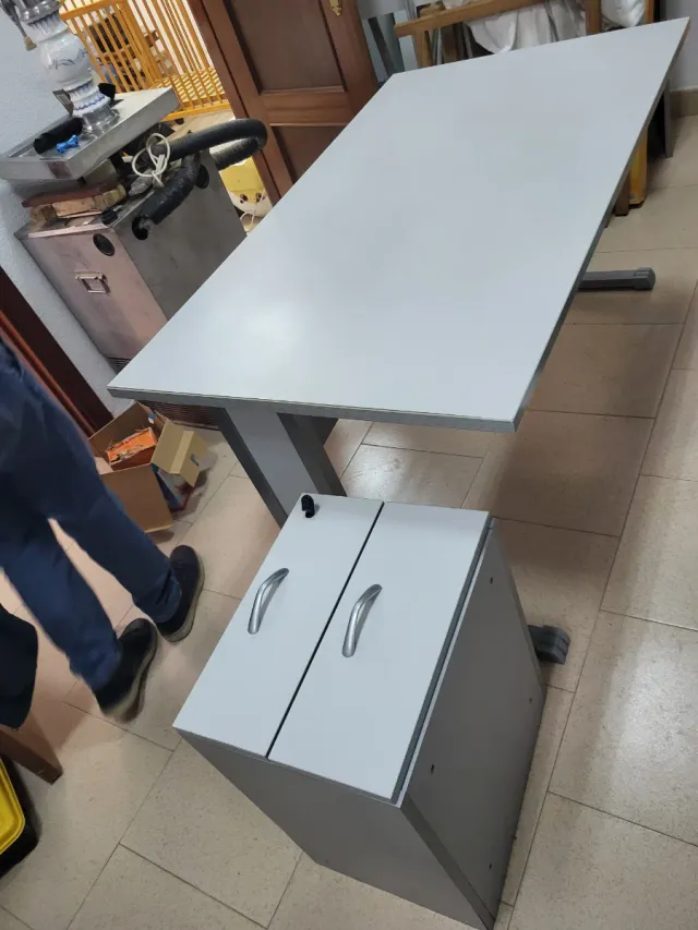 Mesa de oficina KARE con cajonera