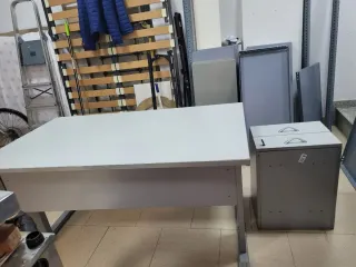 Tavolo da ufficio KARE con cassettiera