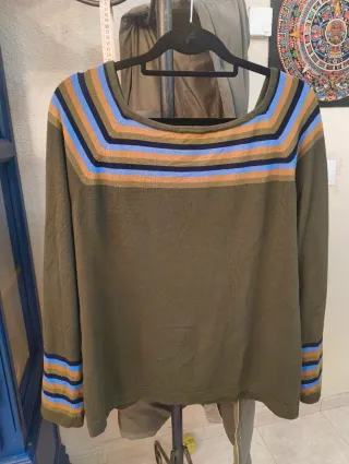 Jersey verde con rayas multicolor