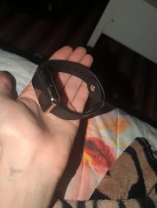 Reloj digital sencillo dorado y negro