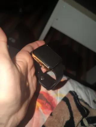 Reloj digital sencillo dorado y negro