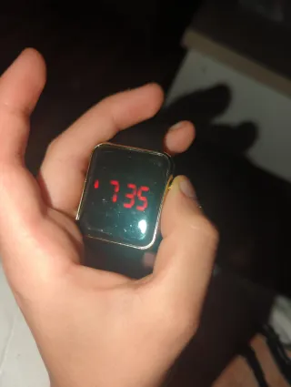 Reloj digital sencillo dorado y negro