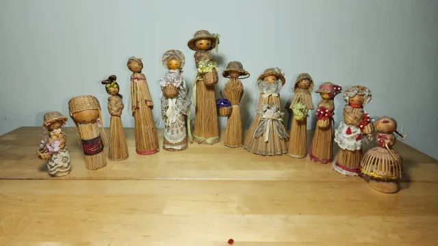 Muñecas coreanas artesanales en madera y mimbre