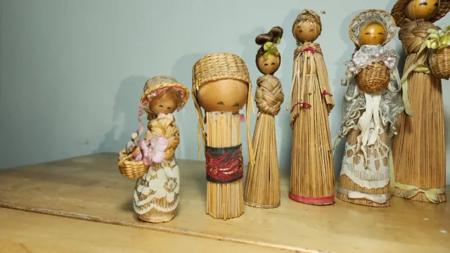 Muñecas coreanas artesanales en madera y mimbre