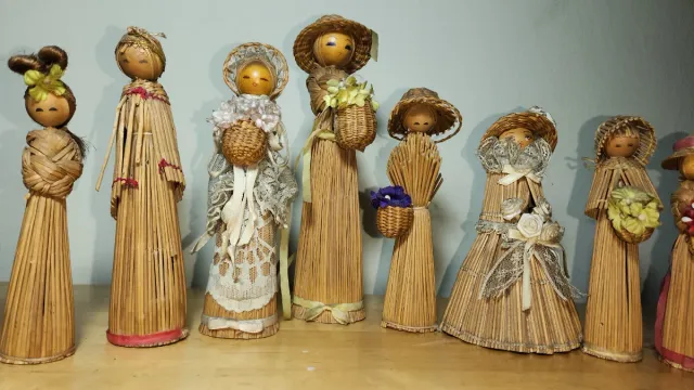 Muñecas coreanas artesanales en madera y mimbre