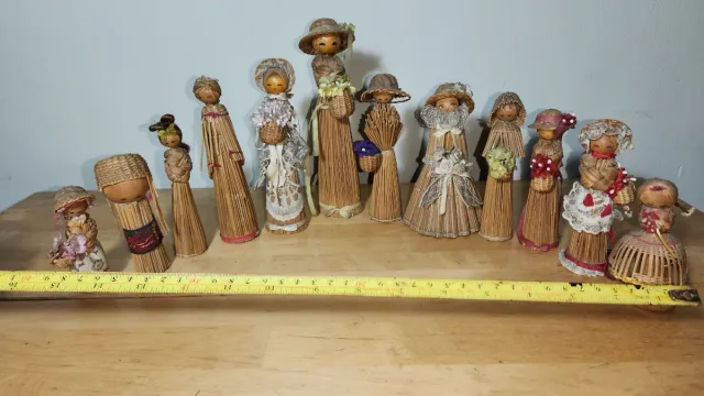 Muñecas coreanas artesanales en madera y mimbre