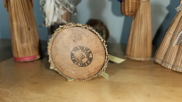 Muñecas coreanas artesanales en madera y mimbre