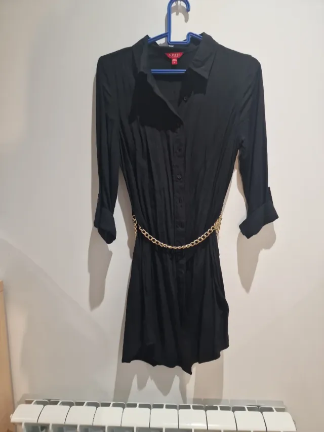 Vestido Guess Negro con Cinturón Dorado