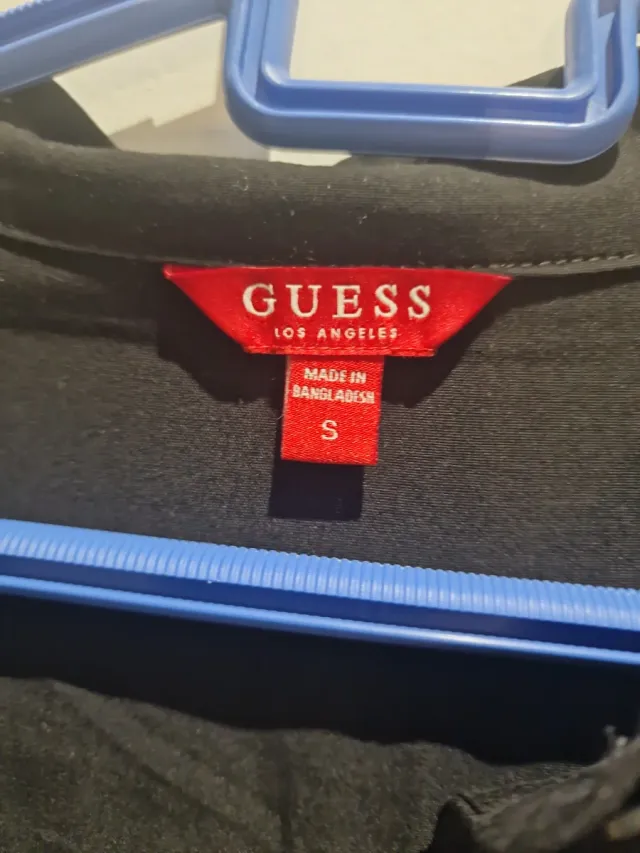 Vestido Guess Negro con Cinturón Dorado