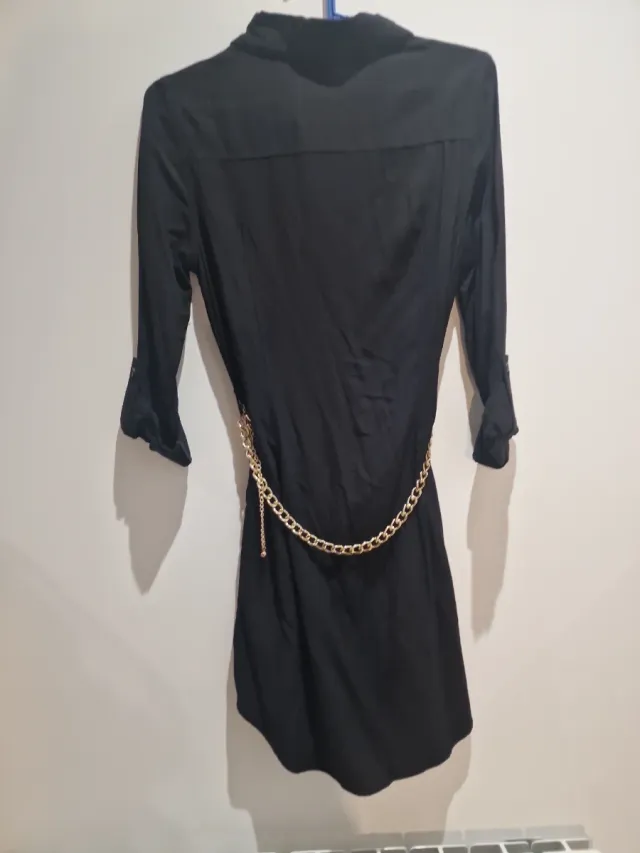 Vestido Guess Negro con Cinturón Dorado