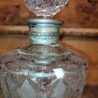 Botella Antigua Cristal Tallado boca Plata Licor