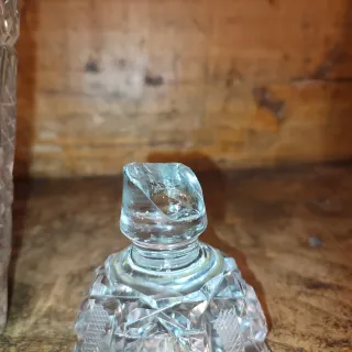 Botella Antigua Cristal Tallado boca Plata Licor