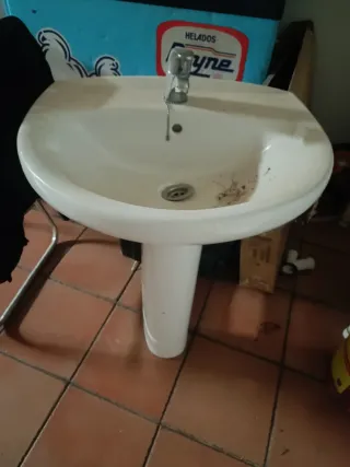 Lavabo de porcelana con grifo