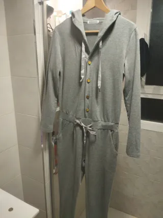 Mono deportivo con capucha gris. Marca Just Succés