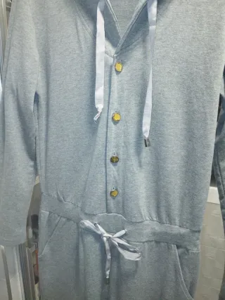 Mono deportivo con capucha gris. Marca Just Succés