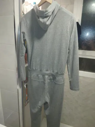 Mono deportivo con capucha gris. Marca Just Succés