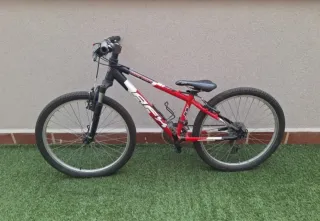 Bicicleta de 24" con marchas roja y negra