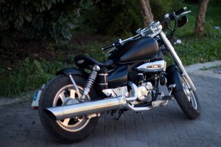 Hyosung Custom Bobber 125cc— Homologada