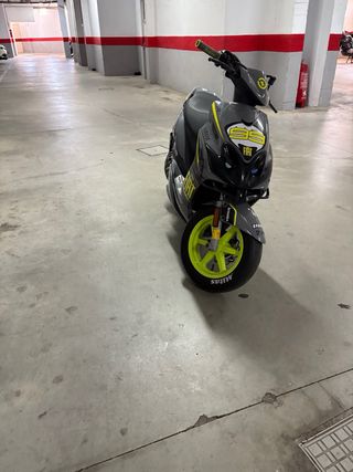 Yamaha Jog RR gris y amarillo