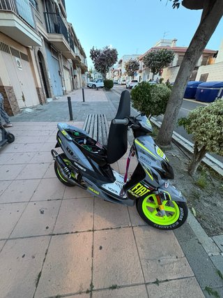Yamaha Jog RR gris y amarillo
