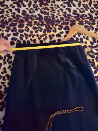 Falda de terciopelo negra con lazo