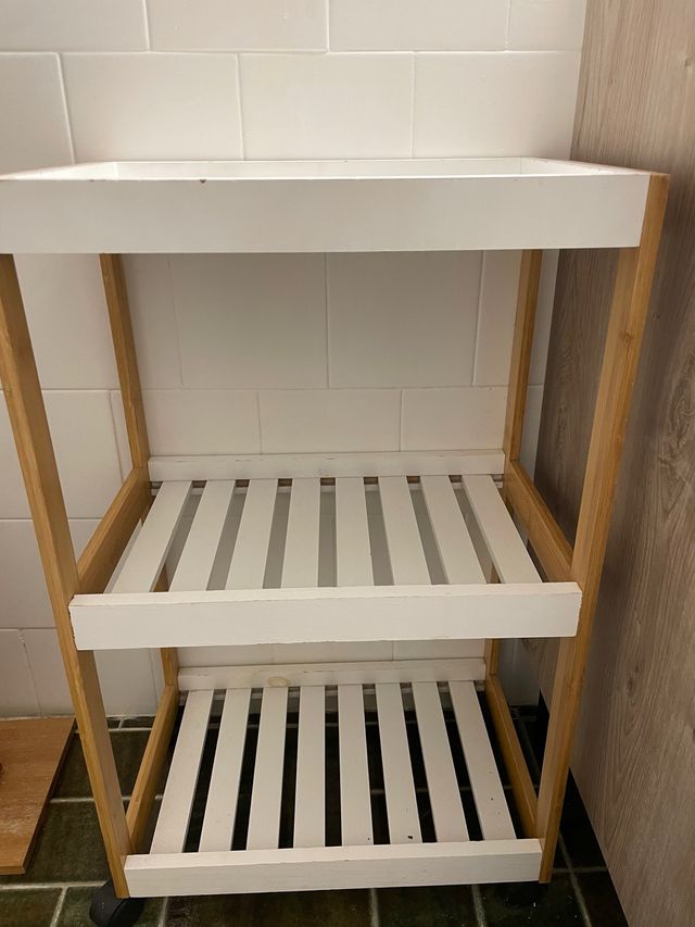 Estantería de madera y blanca