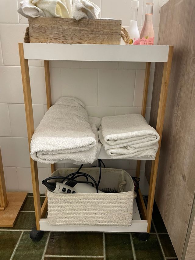 Estantería de madera y blanca