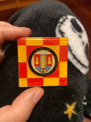 Pin Cuadrado Bandera Roja y Amarilla